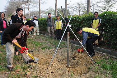 嘿呦嘿呦 ~ 除了覆土外，還要挖成可蓄水的土堆，好好留住灌溉水 !