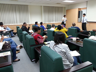 王場長以英語回答記者團問題，再由 外交部黎慧雙科員協助轉譯為西班牙語