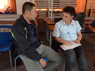 農民現場請教黃瑞彰副研究員施肥問題