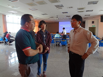 農民現場請教劉依昌助研員栽培問題