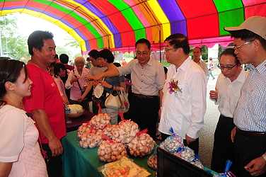 陳主任委員保基至青年農民蔡耀慶先生攤位