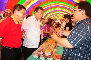 陳主任委員保基與王場長仕賢關注青年農民 廖竑亮 先生未來從農經營方向