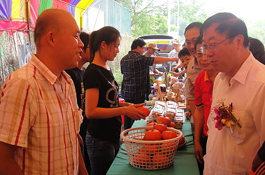 陳主任委員保基傾聽青年農民溫偉毅先生心聲