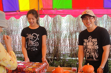 青年農民楊家銘先生與女友努力銷售自家及伙伴產品