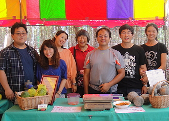 前排左起為廖竑亮先生與女友、蘇豪欽先生與太太、楊家銘先生與女友，後排中間為陪伴輔導師韓錦絲小姐