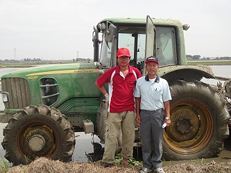 青年農民王偉丞與陪伴輔導師連大進先生合影於田間