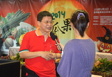 王仕賢場長於記者會前接受漢聲電台專訪 2014 臺灣瓜果節活動