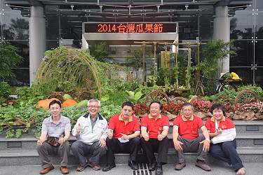 王場長 ( 中 ) 與種苗公司代表在瓜果主題區合影