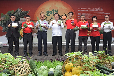 開幕現場陳主委 ( 左四 ) 與貴賓共同推薦臺灣好瓜新品種，為活動揭開序幕