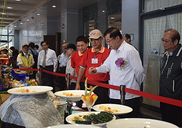 陳主委參觀瓜果暨米食料理競賽成品展示