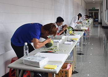 瓜果雕刻競賽進行場景