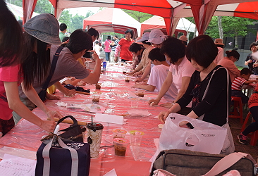 民眾參加米食 DIY- 墨西哥餅製作