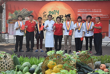 王仕賢場長 ( 左二 ) 、黃銘波師傅 - 果雕評審長 ( 左四 ) 、謝秀櫻理事長 ( 中 ) 及黃森山師傅 - 料理評審長 ( 右一 ) 與瓜果雕競賽校園組得獎者合影