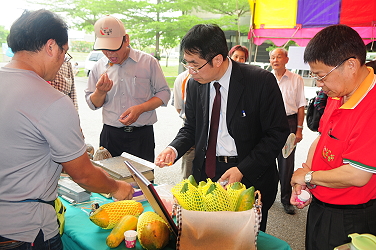 黃立委偉哲、李署長蒼郎及王場長仕賢於瓜果節關注豪欽產品品質