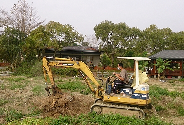 豪欽於日光農園操作挖土機整地