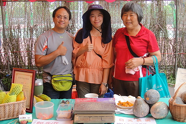 豪欽夫妻與陪伴師韓錦絲小姐
