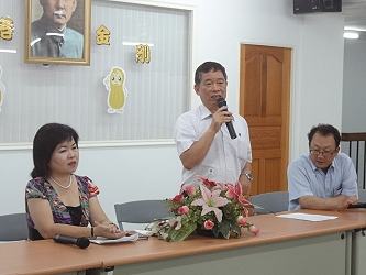 鄭榮瑞副場長 ( 中 ) 、林翠香總幹事 ( 左 ) 及楊世榮課長 ( 右 ) 共同主持講習會
