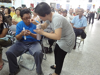 趙秀淓助研員現場栽培技術諮詢