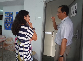 林經偉助研員現場肥料技術諮詢