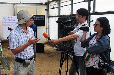 張元聰副研究員接受媒體採訪