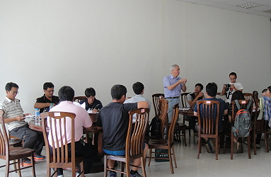 於餐廳講解加工產品操作步驟