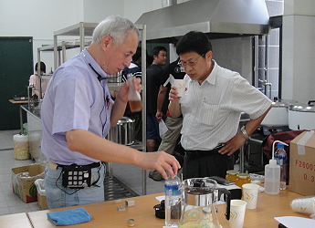 王場長仕賢至操作現場關心