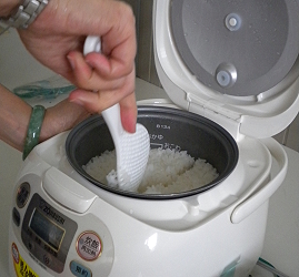 黃淑絹技工示範炊飯技巧