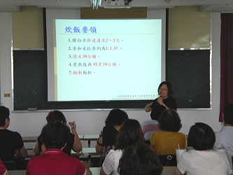 石榆鳳助理研究員講解炊飯要領