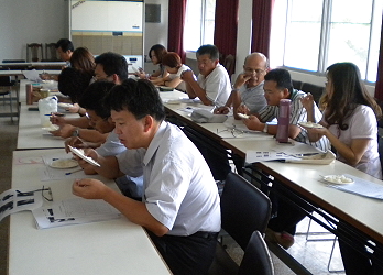 各農會夥伴認真品評米飯