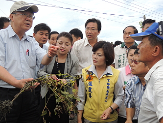 農委會陳保基主委特地專程南下訪視農業災情，當面慰問農民辛勞，並指示給予農民協助