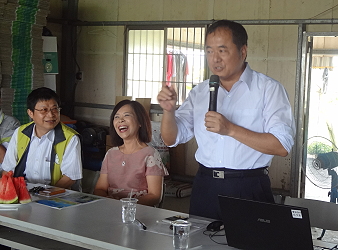 農委會輔導處張致盛處長 ( 右 ) 、中埔鄉農會李碧雲總幹事 ( 中 ) 及本場王仕賢場長共同主持座談會
