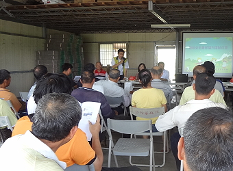 農民全神貫注聽講