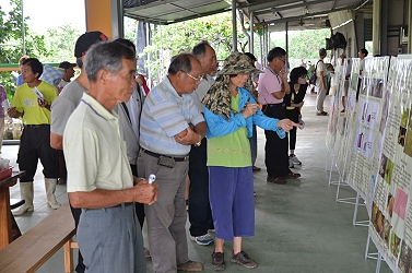 農友駐足於海報前討論