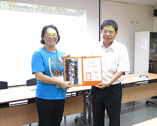 王仕賢場長 頒發結業證書予測驗成績第一名的學員林麗雲女士