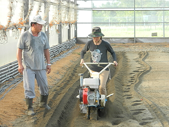 學員田間操作中耕管理機