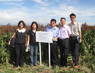 張金榮科長、林美瑄分署長、 王仕賢場長、 翁自保處長及李廣榮所長 ( 由右至左 )