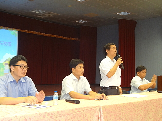 鄭榮瑞副場長 (右2) 與麥寮鄉農會許浚杰總幹事 (右1)、農委會陳怡任科長 (左2) 及農糧署中區分署雲林辦事處傅立忠主任 (左1) 共同主持麥寮鄉農民技術諮詢座談會