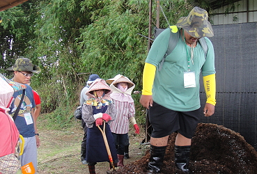 學員楊耀憫將有機堆肥踩踏緊實