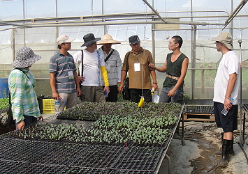 學員丁元宏 (右三) 聆聽育苗室作業
