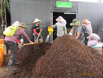 學員們認真的翻攪有機堆肥 