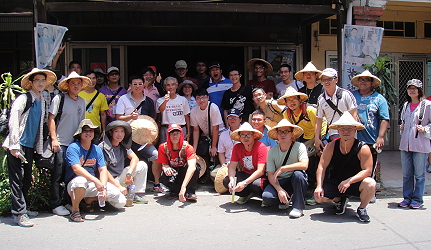 學員們在後壁菁寮社區與崑濱伯合影