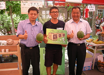 農委會輔導處張致盛處長 (右) 、青年農民志佳園吳明哲 (中) 、本場王仕賢場長 