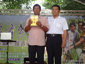 叫我第一名！ (右為中埔鄉農會田坤顓理事長 ) 