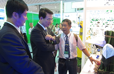 鄭榮瑞副場長向胡副主委興華解說本場參展項目 