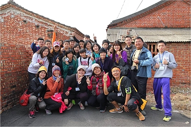 認同青年農民謝鵬程先生耕種理念之消費者 ( 第二排右二為鵬程 )