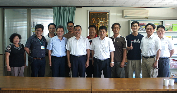 張致盛處長 ( 左前四 ) 、郭坤峯科長 ( 右二 ) 、王仕賢場長、林良懋處長 ( 左二 ) 與產業群聚青農合影