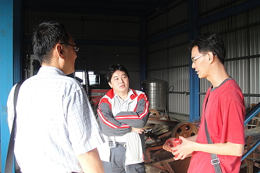 農委會輔導處王勝平技士 (中) 及本場盧子淵副研究員 (左) 輔導蘇建鈞現場環境管理工作