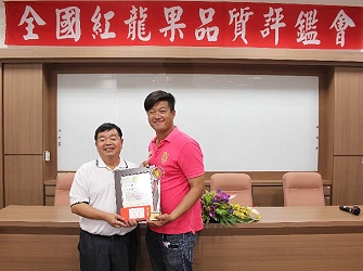 青農王致傑 (右) 與農試所鳳山分所長陳甘澍合影