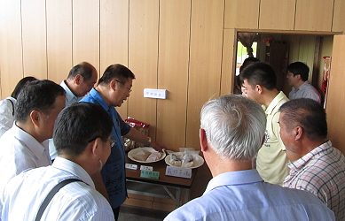 陳保基主委聽取青農們介紹專案輔導期間已開發的加工產品