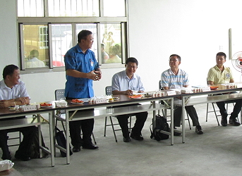 陳保基主委與農委會輔導處張致盛處長 (左一 ) 、本場王仕賢場長 (左三 ) 、農業金融局許維文局長 (左四 ) 與青年農民們對談